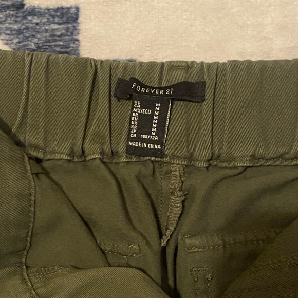 FOREVER 21 Olive Green Cargo Pants NWOT Size M - Picture 4 of 6